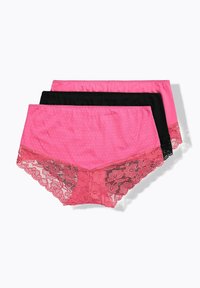 Tres pares de braguitas: una rosa fucsia con lunares y encaje, una rosa lisa y una negra lisa con ribete de encaje floral.