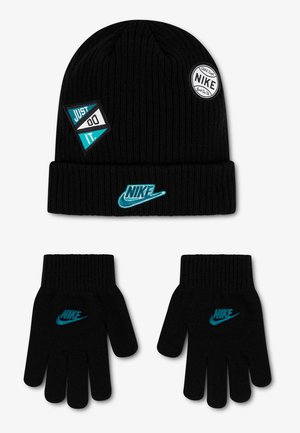 Μαύρο πλεκτό χειμερινό σκουφάκι Nike με μπαλώματα και μαύρα γάντια που ταιριάζουν, το καθένα με μπλε κεντημένο λογότυπο Nike στο πίσω μέρος.