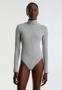 Grauer gerippter Bodysuit mit Mock-Turtleneck, langen Ärmeln und hochgeschnittenen Beinen, aus weichem Stoff mit tailliertem Design.