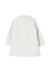 Cappotto bianco in morbido tessuto con colletto e maniche a tre quarti. Presenta una superficie testurizzata e una silhouette svasata a forma di A. Senza chiusure visibili.