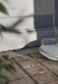 adidas Performance SUPERNOVA STRIDE - Løbesko til landevejen - halo silver silver metallic lucid lemon