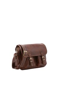 Borsa a spalla in pelle marrone con apertura a patta, due tasche frontali, dettagli in metallo argentato e cuciture in contrasto.
