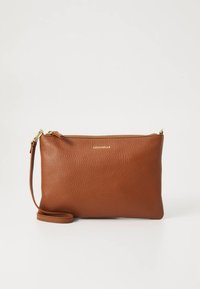 Ruskea nahkainen clutch-laukku, jossa on teksturoidu pinta, vetoketjusuljenta ja irrotettava hihna. Edessä kultainen logo.