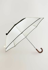 Weißer Regenschirm mit schwarzem Rand, silbernem Metallstab und gebogenem braunem Holzgriff. Der Schirm ist geöffnet und zeigt seine große, runde Form.