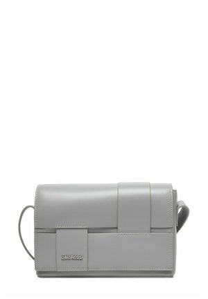 Grau rechteckige Leder-Umhängetasche mit Klappverschluss und gestepptem rechteckigem Muster, mit silbernem "Gino Rossi"-Logo auf der Vorderseite.