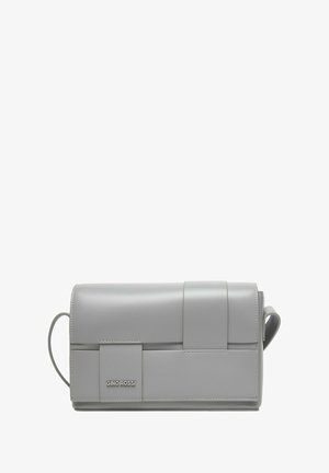 Bolso bandolera rectangular de cuero gris con cierre de solapa y patrón rectangular cosido, con el logo plateado "Gino Rossi" en el frente.