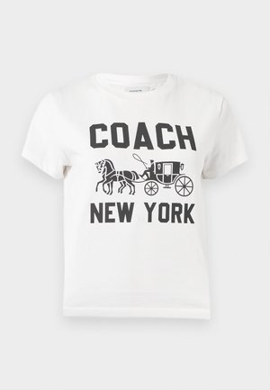 Valge T-särk musta tekstiga "COACH NEW YORK" ja hobusega vankri graafikuga, kus on vankrijuhiga, kes hoiab ohje.