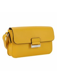 Borsa a tracolla gialla in pelle con chiusura a patta, accessori in argento e un piccolo fermaglio rettangolare sul fronte. Presenta una superficie texture e un design robusto.