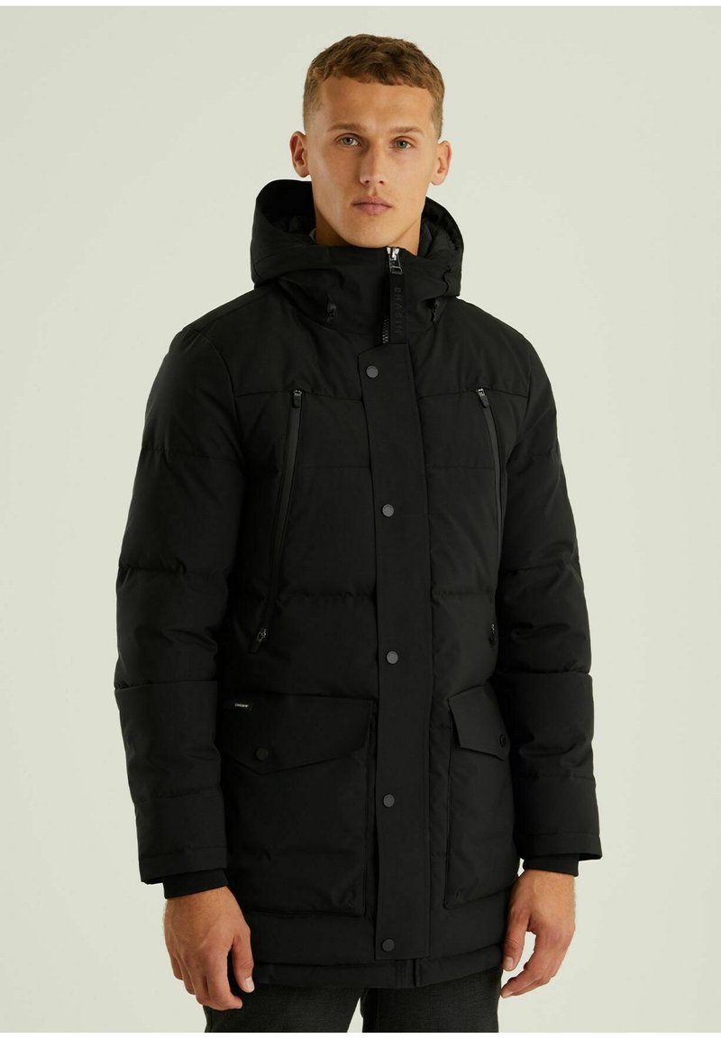 Schwarze Wattierte Jacke mit Kapuze, Reißverschluss-Taschen, Druckknöpfen und einem gesteppten Muster. Das Innenfutter ist für Wärme und Isolierung ausgelegt.