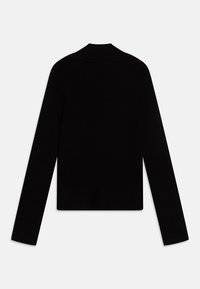Pull noir à manches longues côtelé avec un col montant. Texture lisse avec une coupe ajustée et un ourlet droit à la taille.