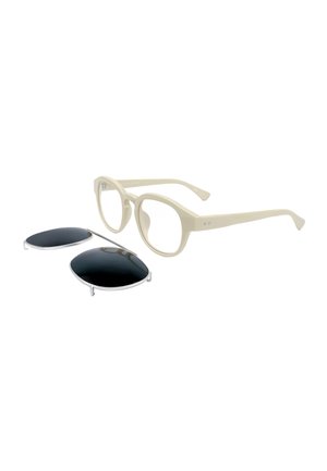 Montature per occhiali beige con lenti da sole polarizzate scure clip-on attaccate posizionate accanto su sfondo bianco.