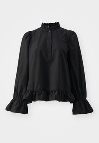 Blusa nera a maniche lunghe con colletto alto arricciato, patta dei bottoni e polsini e orlo arricciati, esposta su sfondo bianco.