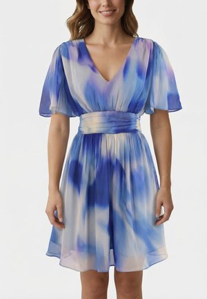 Femme portant une robe mi-longue bleu et violet style aquarelle avec des manches papillon et une large ceinture plissée.
