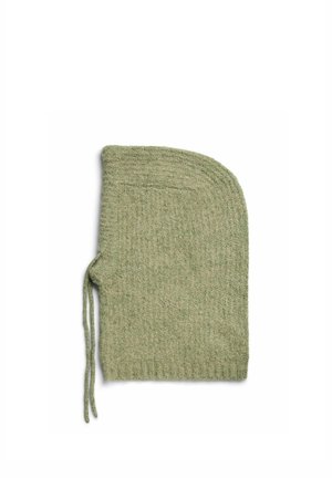 Cagoule en laine tricotée verte avec un dessus arrondi et deux cordons pendants sur le côté gauche, à plat sur fond blanc.