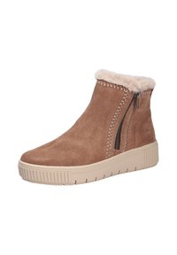 Botas de tobillo de ante marrón con forro de pelaje sintético, cierres laterales y costuras en contraste. Suela de goma beige gruesa con textura.