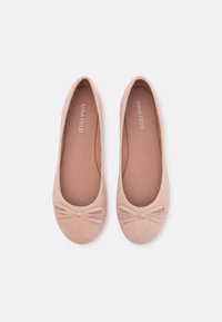 Ballerines roses en suède doux avec un bout arrondi et un petit nœud décoratif. L'intérieur est doté d'un revêtement en tissu texturé.