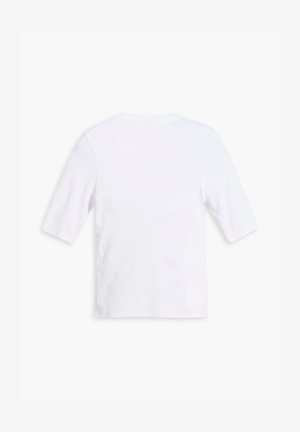 Bílý bavlněný tričko s krátkými rukávy, kulatým výstřihem a hladkou texturou. Žádné viditelné vzory ani ozdoby.