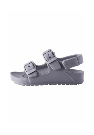 Grå sandaler med gummimateriale, to justerbare spænder og en tekstureret sål med en rillede ydersål.