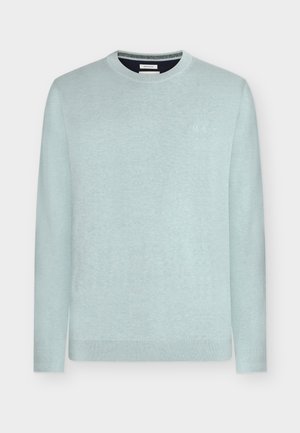 Hele sinine kootud ümara kaelusega kampsun, millel on pikad varrukad, soonikkoes mansetid ja alaäär. Rinnal on peen logo. Pehme tekstuur.