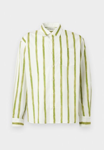 Λευκό πουκάμισο μακρυμάνικο με κάθετες ελαιώδεις πράσινες ρίγες και τσέπη στο στήθος στην αριστερή πλευρά.