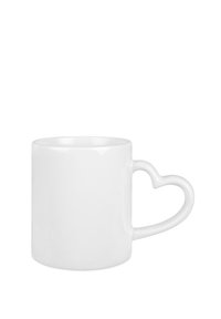 Biały ceramiczny kubek o gładkiej powierzchni i uchwycie w kształcie serca. Okrągłe body bez wzorów czy akcentów. Prosty i minimalistyczny design.