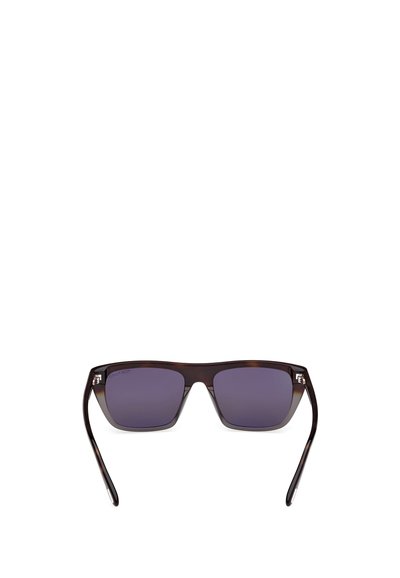 Ochelari de soare tortoiseshell maro cu lentile rectangulare, nuanță gri închis și brațe negre elegante. Prezintă accente hardware subtile pe timpi.