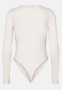 Witte longsleeve bodysuit met een ronde halslijn, naadloos ontwerp en een hoog uitgesneden onderkant, gemaakt van een zachte, rekbare stof.