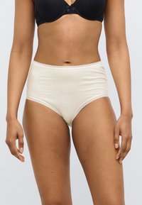 Παντελόνια μπεζ βαμβακερά με ψηλή μέση και δαντελένιο περίγραμμα κατά μήκος της μέσης και των ανοίξεων στα πόδια, με απαλό ύφασμα και κλασικό σχέδιο.