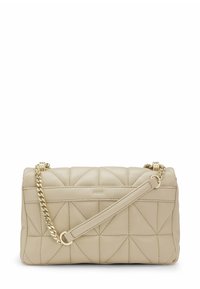 Beżowa skórzana torebka z pikowanym, trójkątnym wzorem, wyposażona w złoty łańcuszkowy pasek i logo wytłoczone na przodzie.