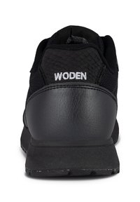 Čierne tenisky s vrchnou časťou z sieťoviny a textúrovanej kože, so polstrovaným golierom a pätou, a logom "WODEN" v bielej farbe na zadnej strane.