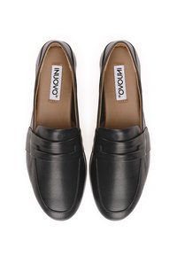 Černé kožené mokasíny s hladkým povrchem a prošívanými detaily. Design obsahuje polstrovaný límec a jemný ozdobný pásek.