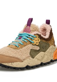 Chunky tenisky s béžovým fleecem, olivově zelenými a oranžovými akcenty, modrými tkaničkami a fialovými poutky, s texturovanou a tečkovanou podrážkou.