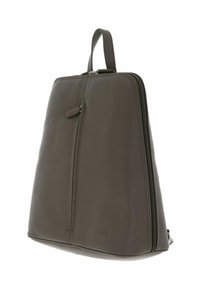 Sac à dos en cuir gris au design structuré, fermeture zippée, poche frontale et poignée supérieure. Texture lisse avec un branding subtil.
