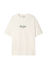 T-shirt bianco in cotone con maniche corte. Presenta testo ricamato verde e rosa: "Mercato della Strada di New York fondato nel 1979." Design semplice.
