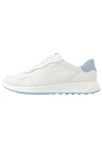 Sneaker in pelle bianca con superficie liscia, accentuazione in blu chiaro sul tallone e suola in gomma testurizzata, dotata di lacci sulla parte frontale e dettagli cuciti.