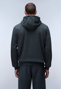 Donkergrijze hoodie van zachte stof, met een grote kap en geribbelde mouwen. Eenvoudig ontwerp zonder zichtbare patronen of hardwaredetails.