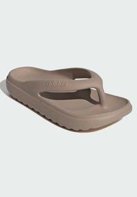 Svetlo hnedé gumené šľapky s formovaným dizajnom, širokým prstovým pásom, textúrovaným povrchom a výraznou trakciou na podrážke. Značkové logo prítomné.