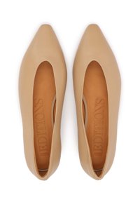 Ballerines en cuir beige avec un bout pointu et des côtés découpés, présentant une texture lisse et une semelle intérieure marron avec un logo embossé.