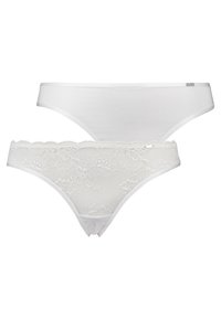 Witte stringondergoedset, bestaande uit een bovenstuk van glad, effen witte stof en eronder een paar met kantaccenten en bloemenpatronen.