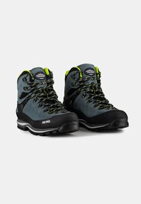 Wanderschuhe aus grauem Wildleder mit schwarzen Gummisohlen. Sie verfügen über fluoreszierende gelbe Schnürsenkel und Akzente, Metallösen und eine strukturierte Oberfläche.