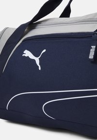 Puma FUNDAMENTALS SPORTS BAG S UNISEX - Genți sport - navy/concrete gray