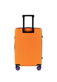 Twarda walizka w jaskrawym pomarańczowym kolorze z pionowymi żłobieniami, czarną teleskopową rączką i fioletowymi kołami dla łatwego manewrowania.