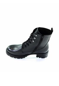 Zwarte leren enkellaarzen met veters, een zijrits en een gestructureerde rubberen zool. Voorzien van metalen oogjes en een gladde, gepolijste afwerking.