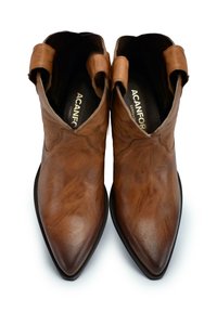 Stivali ankle in pelle marrone con punta affusolata, dotati di due linguette per il sollevamento e una suola nera, con una texture liscia e dettagli di cucitura discreti.