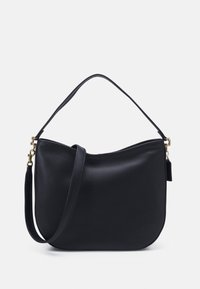 Czarna skórzana torba na ramię o zaokrąglonym kształcie, z złotymi detalami i pojedynczym uchwytem. Gładka tekstura z minimalistycznym wzornictwem.