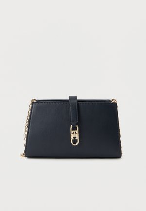 Geantă plic din piele bleumarin cu o curea lanț auriu și o închidere frontală. Prezintă o textură netedă și un design unghiular.