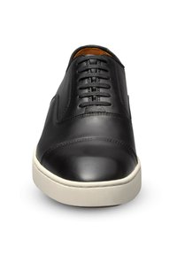 Scarpa in pelle nera con punta tonda, lacci piatti e suola in gomma color crema. Presenta dettagli cuciti e una texture liscia.