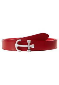 Ceinture en cuir rouge avec une boucle en métal argenté brillante en forme d'ancre, posée à plat et enroulée.