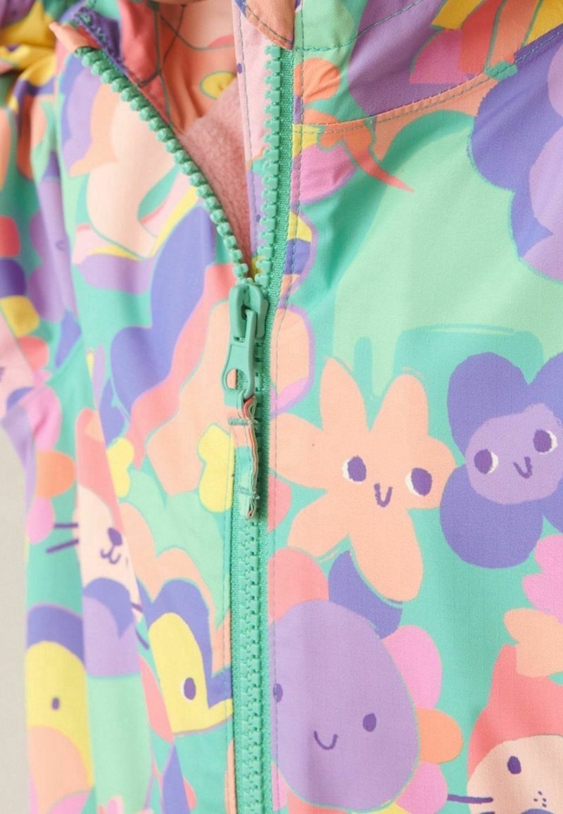 Kolorowa kurtka dziecięca z zamkiem błyskawicznym, wykonana z lekkiego materiału, z kwiatowym wzorem oraz postaciami w odcieniach różu, zieleni i fioletu.