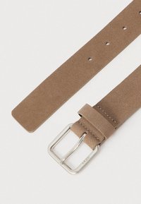 Καφέ σουέτ ζώνη με ορθογώνια ασημένια μεταλλική πόρπη, διαθέτει αρκετές τρύπες ρύθμισης και λεία υφή.